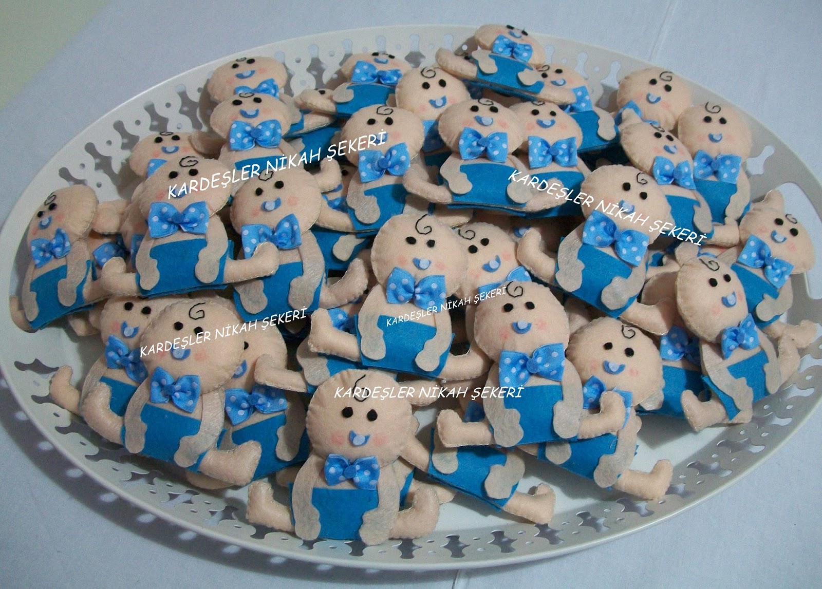 Kardeşler nikah Şekeri. Keçe oturan bebek