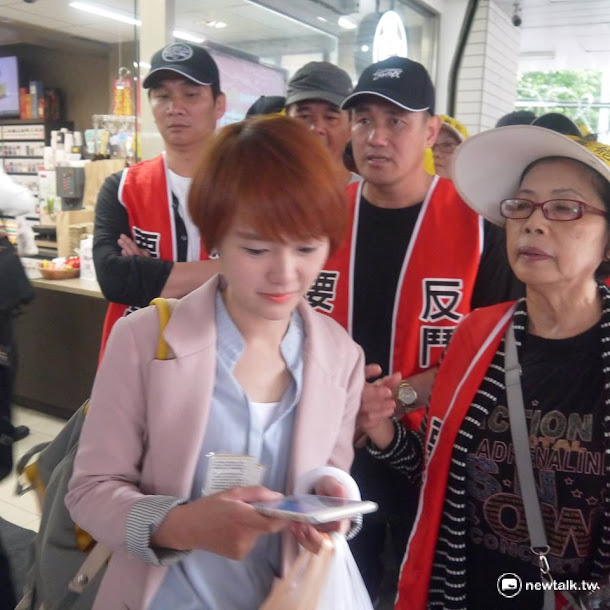 年金改革法案今日(19日)將於立法院司法及法制委員會進行審查,大批軍公教團體號召包圍立法院,現場警力也大陣仗對峙。 年金改革法案今日(19日)將於立法院司法及法制委員會進行審查,大批軍公教團體號召包圍立法院,現場警力也大陣仗對峙。