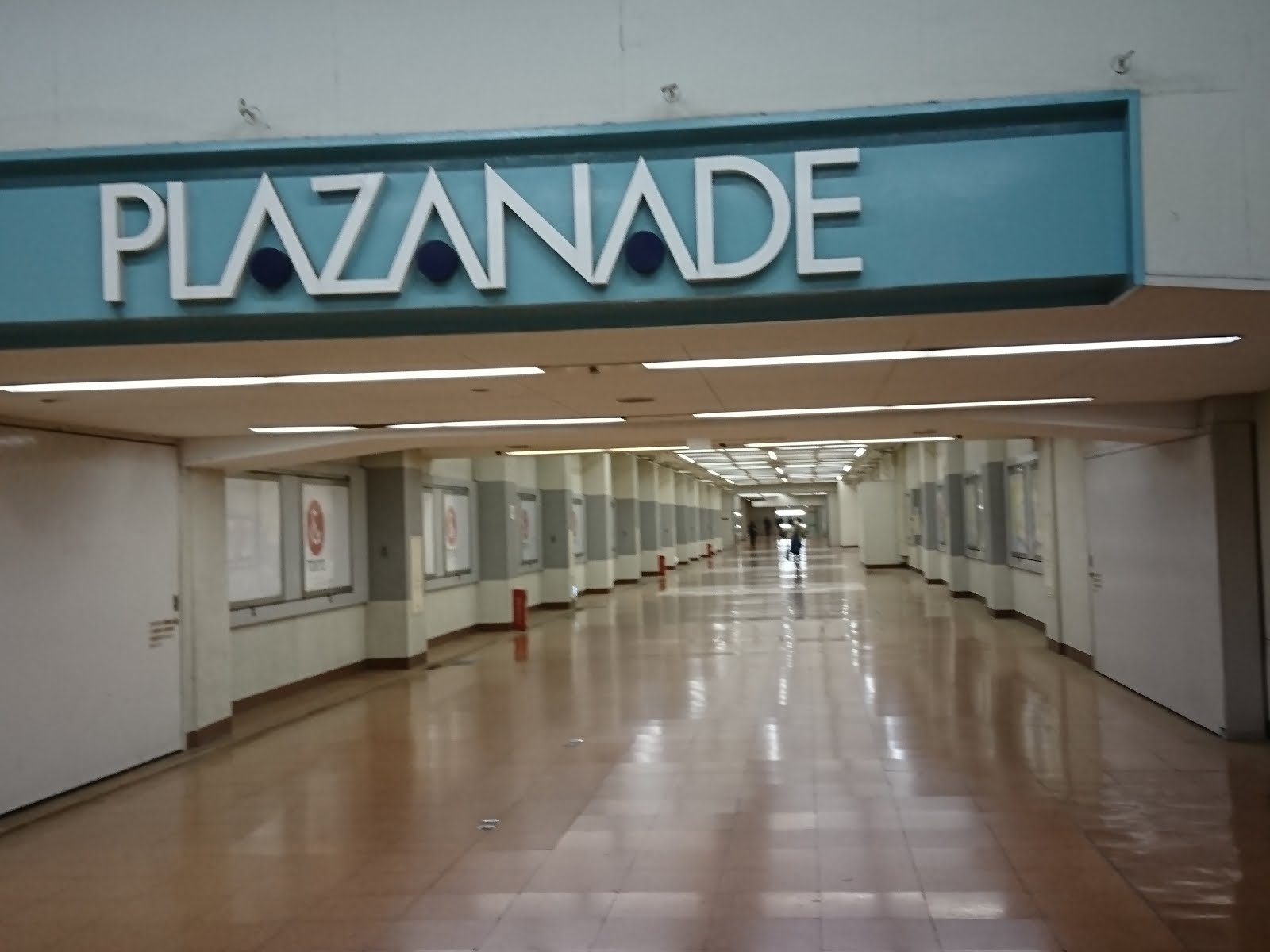 八木東一のブログ 5 8 京王プラザホテルの東側にplazanadeの看板のある地下道があった