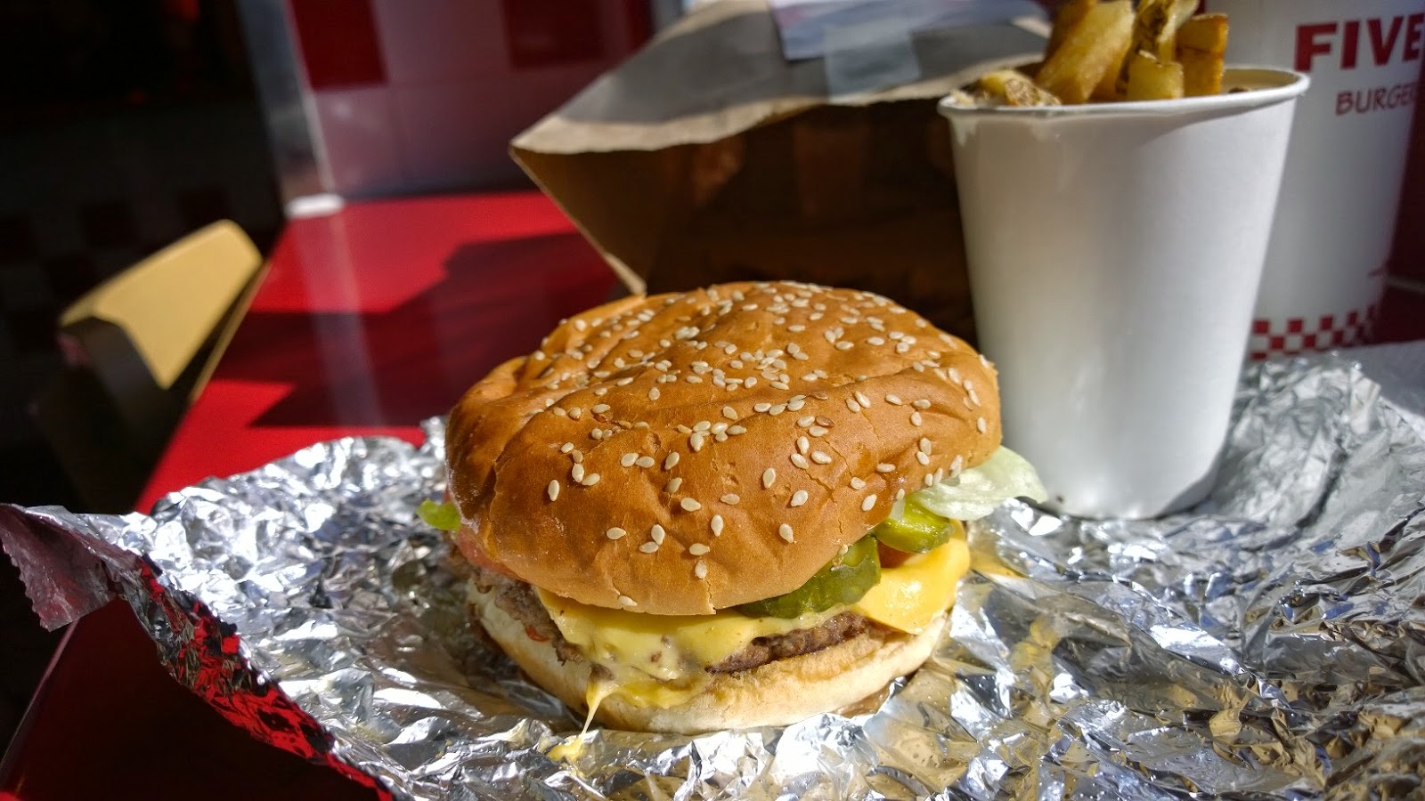 FAST FOOD BURGER SMACKDOWN!!! e a t e r y R O W