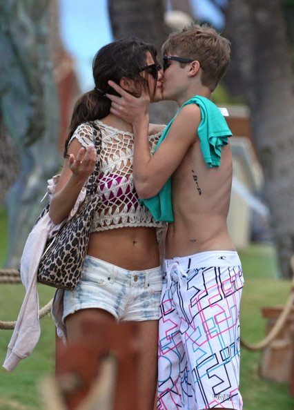justin bieber and selena gomez at the beach may 2011. Justin Bieber and Selena Gomez