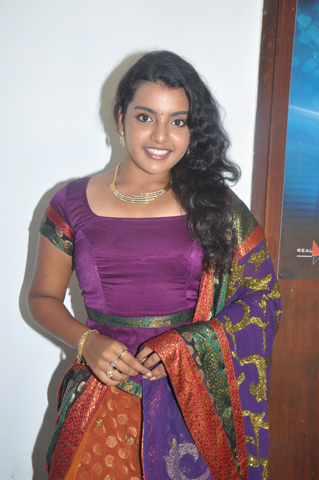 Latest Actress and Actor Pictures: Divya Nagesh Sexy and Latest Hot