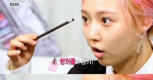 Min shows how to get double eyelids without surgery on