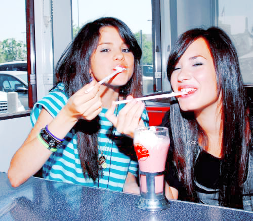 selena gomez y demi lovato 2011. Monday, May 23, 2011