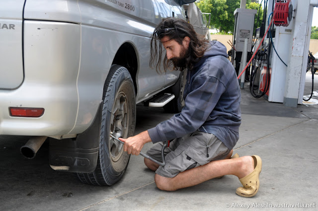 Petrol station in Goolwa, South Australia Adjustment of air pressure in tyres