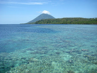 30. Bunaken (Manado) : Terumbu karang di Pulau Bunaken dan Gunung Manado Tua