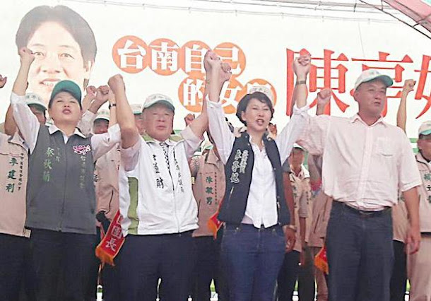 爭取民進黨下屆台南市長提名的立委抵達學甲後援會的現場時,一一與近2000名民眾握手,場面熱絡。 爭取民進黨下屆台南市長提名的立委抵達學甲後援會的現場時,一一與近2000名民眾握手,場面熱絡。