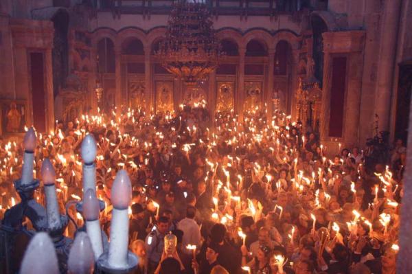 Το  Άγιο Φως από τον Πατριάρχη Ιεροσολύμων στα χέρια των ανά τον κόσμο Χριστιανών