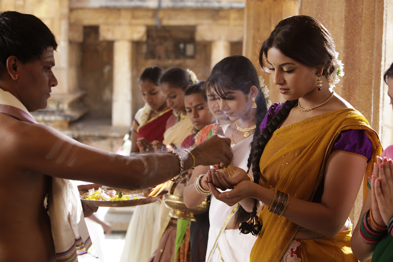 Richa Gangopadhyay With Simbu In Osthi Stills film pics