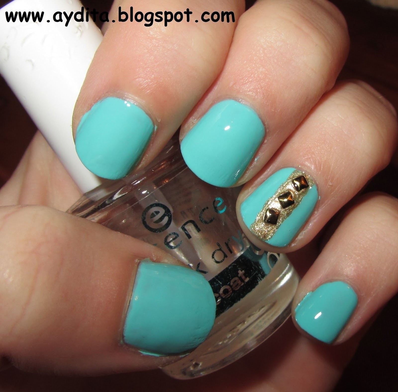 La caja sorpresa del maquillaje: Manicura verde agua con tachuelas 