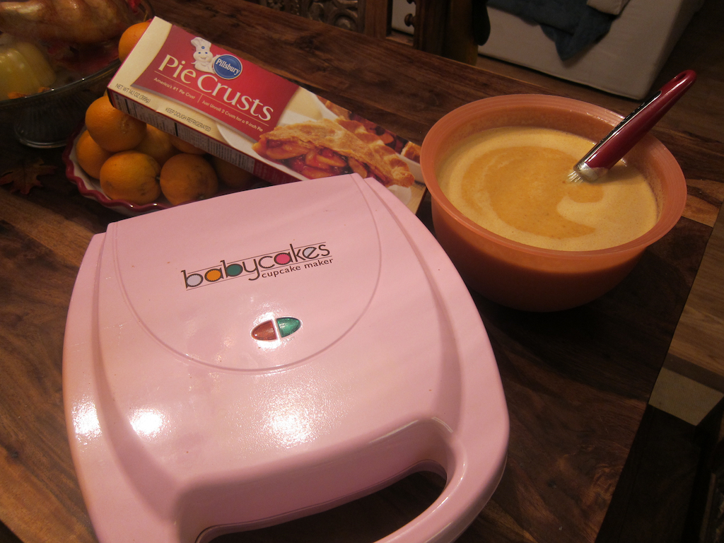 BabyCakes Cupcake Maker, Thanksgiving Pie the retro kitchen and krafts
