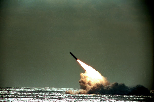 Rússia realiza teste de dois novos mísseis nucleares