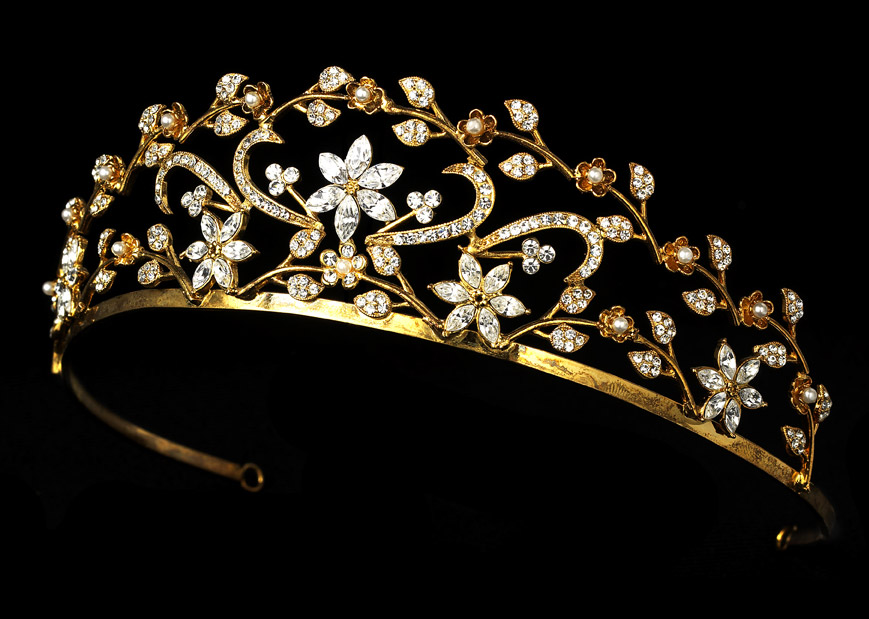 Collection of Bridal Tiaras to Add Luxury Wedding Dresses