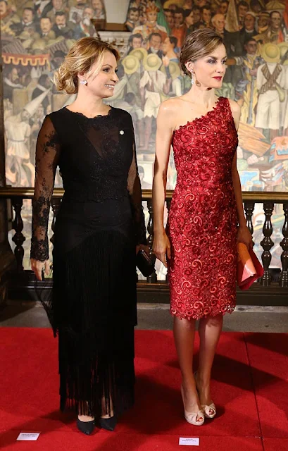 Queen Letizia and King Felipe VI of Spain attend a dinner given by Mexican President Enrique Peña Nieto and his wife First Lady Angelica Rivera