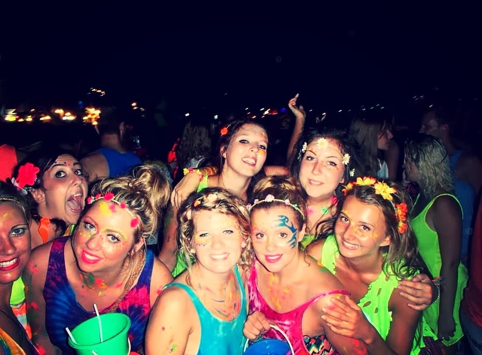 Happy Backpacker Body Paint, Buckets & Full Moon First Timers