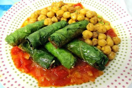 Rollitos de acelga con garbanzos y salsa de tomates