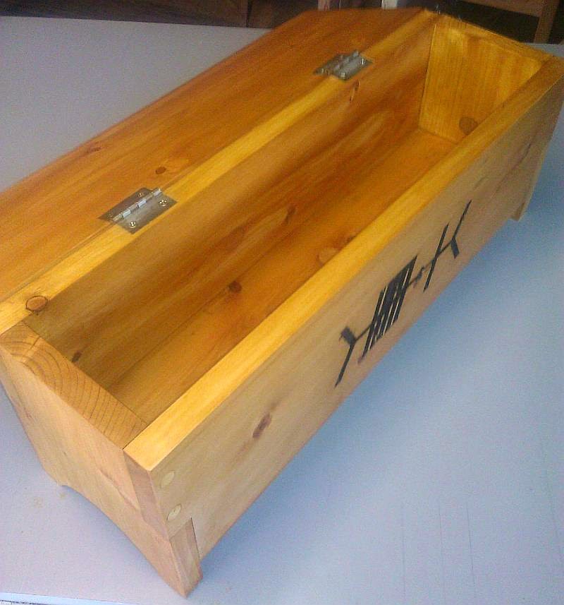The Wood Knack Viking Chest Part 4, Viking chest in pine finished