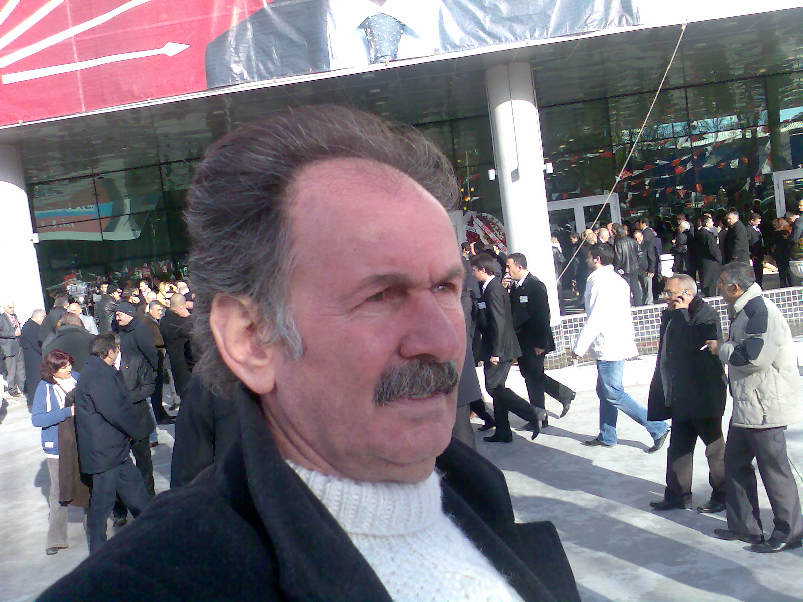 66 yaşındaki Emine teyze dondurmacı oldu 66 yaşındaki Emine teyze dondurmacı oldu