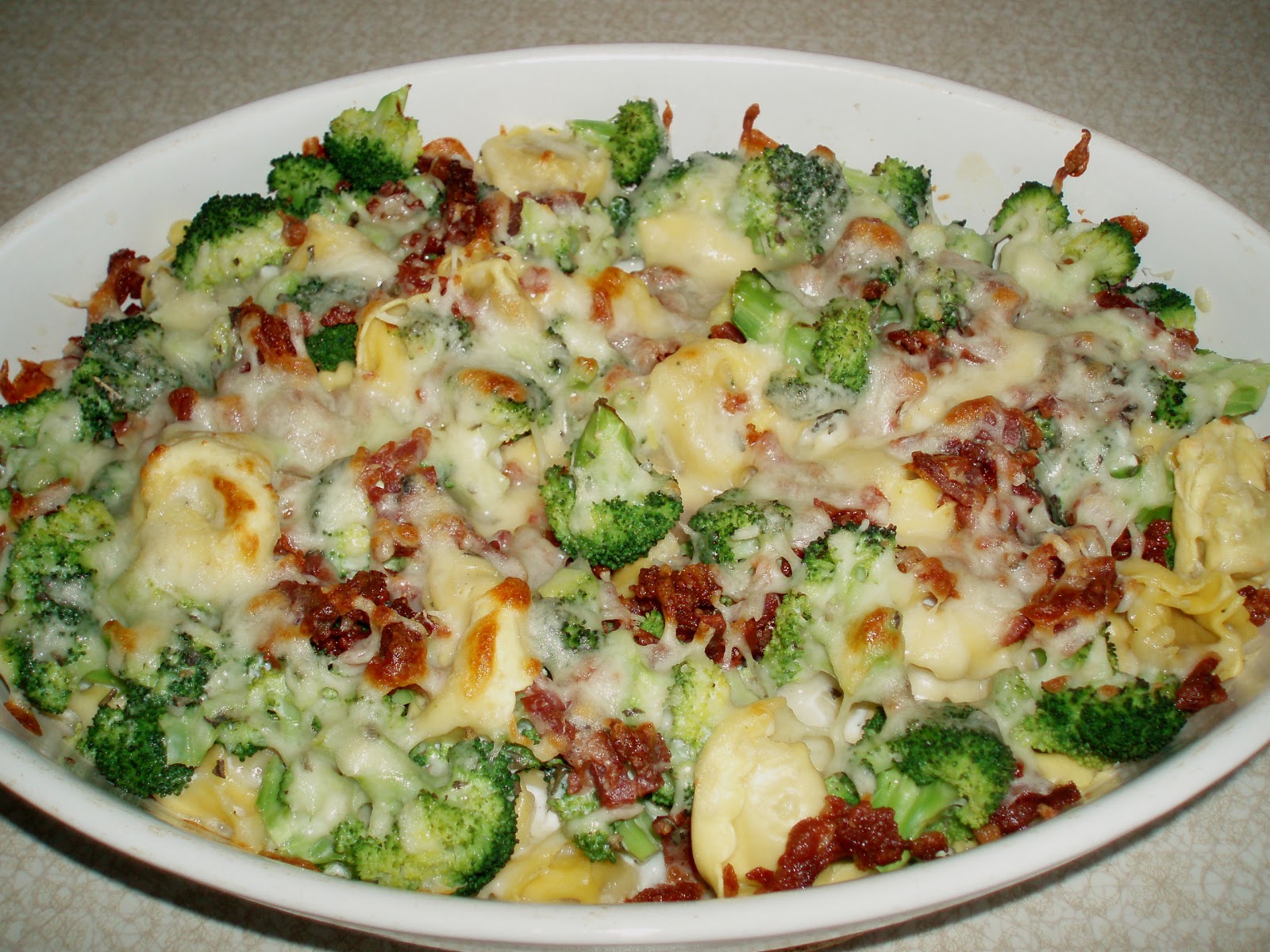 Anne Naturglad Gratineret tortellini med broccoli og bacon