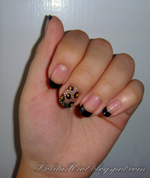 They are nail stickers in this cute leopard print pattern!