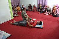 perawat membaca doa dan ayat-ayat berkaitan.