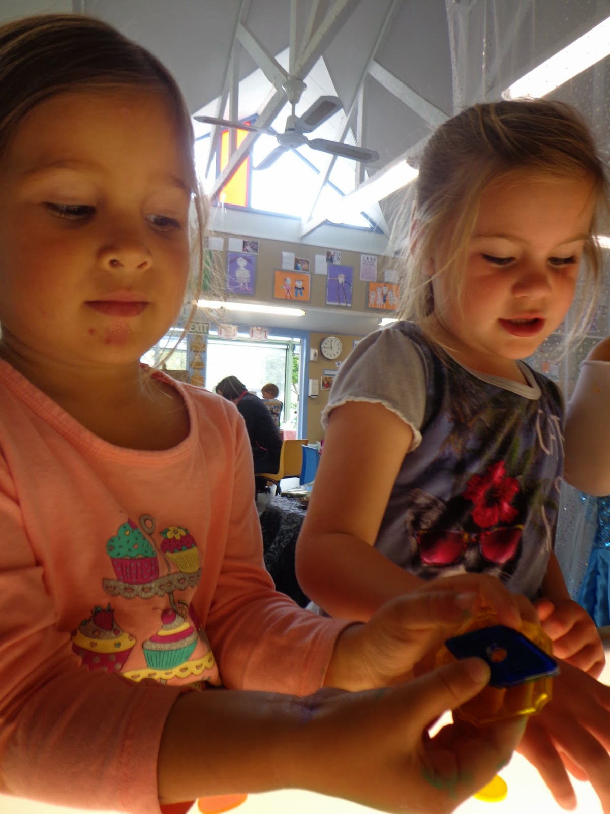 Welcome to Glamorgan Kindergarten Blog : Light Table Delight
