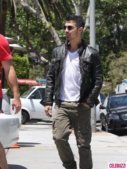 Joe Jonas saliendo de un café  246910_209187539119651_117643018274104_545692_5546963_n+%25281%2529