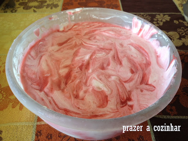 prazer a cozinhar - gelado de natas e morangos