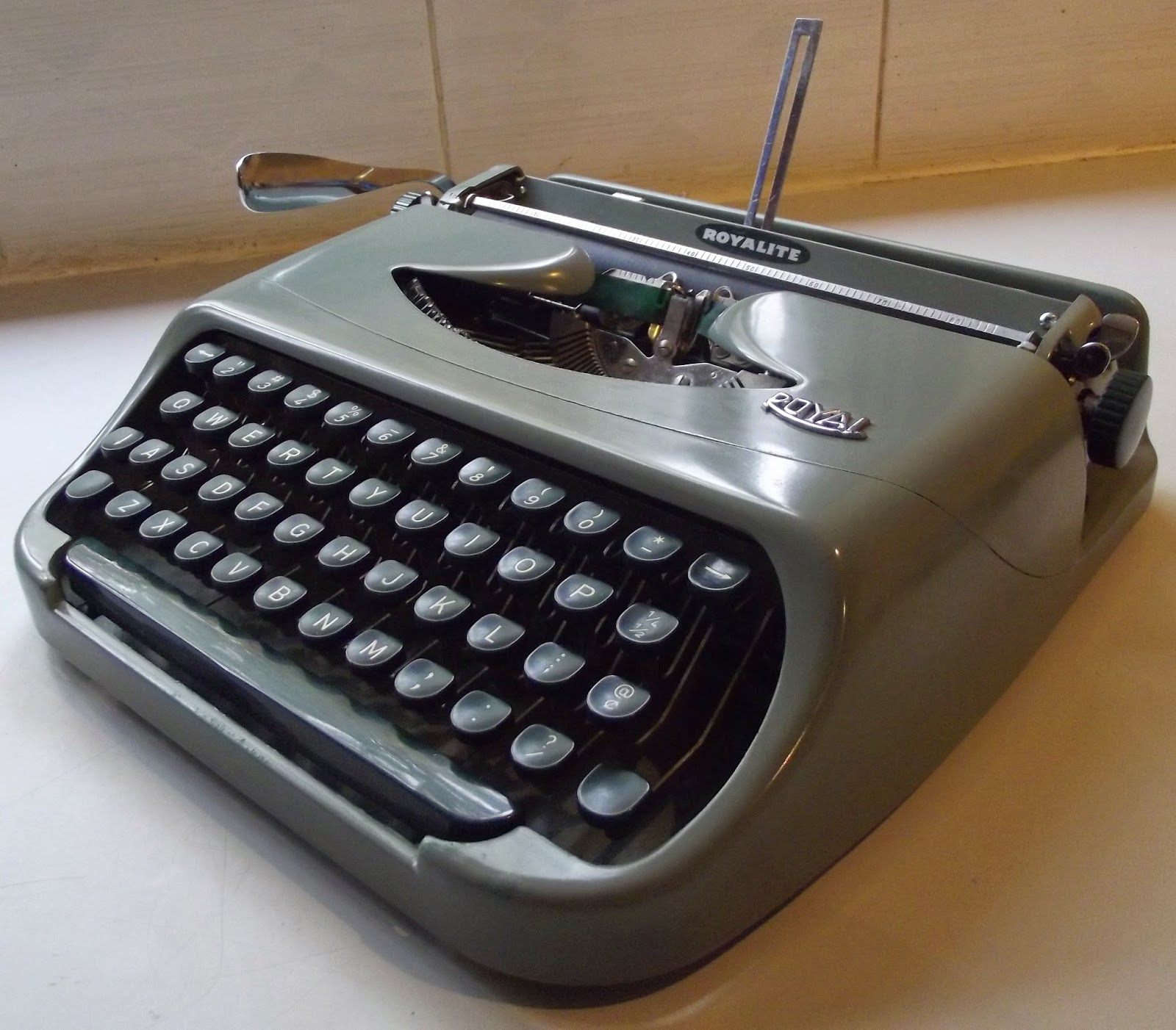 oz.Typewriter Replacing the carriage lever on a Royalite portable