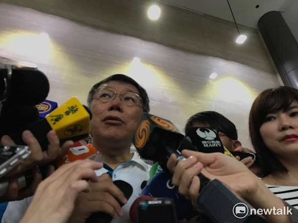 被記者追問雙城論壇講稿到底是否有給國安會?台北市長柯文哲今(14)日未正面回應。 被記者追問雙城論壇講稿到底是否有給國安會?台北市長柯文哲今(14)日未正面回應。