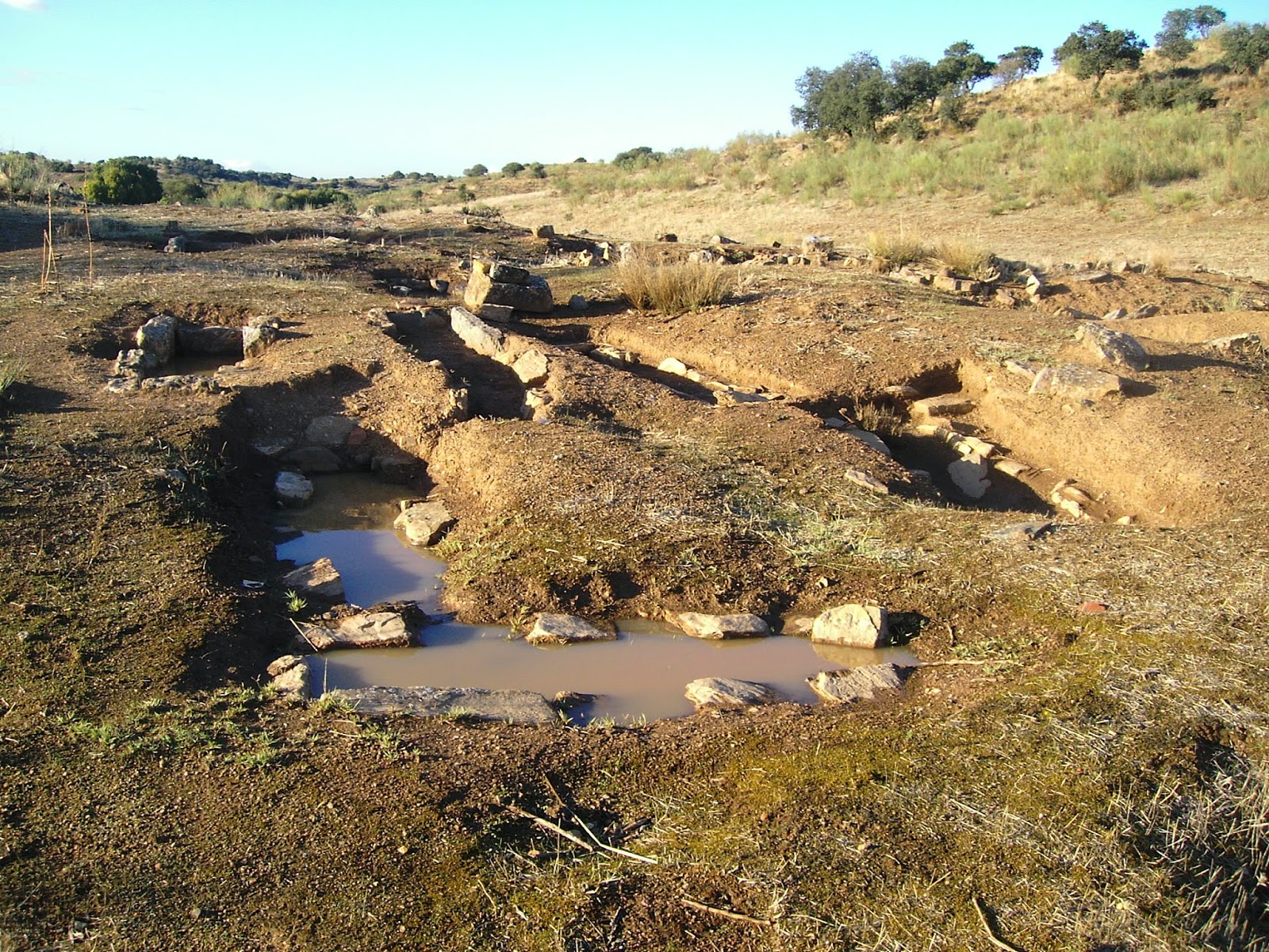 PEQUEÑA ARQUEOLOGÍA Fuente del Maestre, tumbas visigodas y restos fósiles