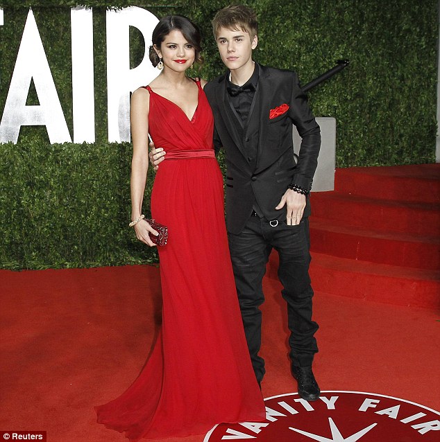 justin-ieber-selena-gomez selena gomez with justin bieber 2011. justin-ieber-selena-gomez