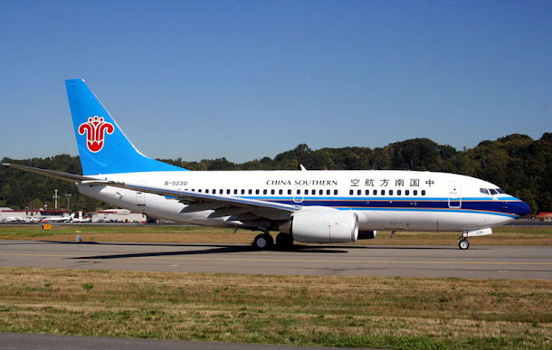 中國大陸南方航空被指為西安市黨政代表團安排頭等艙座位,還發通告表揚自家員工。中共官媒發文批評這些高官後,南航改口說這批顧客未要求與一般乘客隔離,被網民指是「狼狽扛責」。 中國大陸南方航空被指為西安市黨政代表團安排頭等艙座位,還發通告表揚自家員工。中共官媒發文批評這些高官後,南航改口說這批顧客未要求與一般乘客隔離,被網民指是「狼狽扛責」。