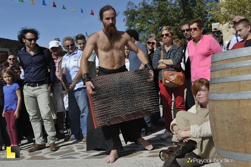 la planche à clous de Philéas Khân saint vincent de barrès médiévale 2014 photo pascal blachier