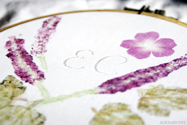Flower pounding to reserv great grandma's embroidered monogram, by Alicia Sivertsson, 2015. aliciasivert, alicia sivert, alicia sivertsson, monthly makers, tema textil, augusti 2015, textile, embroidery, needlework, hoopart, hand embroidery, fritt broderi, handbroderi, handarbete, skapa, skapande, create, creativity, art, konst, tyg, flower pounding, flowers, hammer flowers onto fabric, växttryck, hamra växter på tyg, blommor, blomma, flora, växt, blad, växter, tryck, tygtryck, textiltryck, print, lakansväv, monogram,