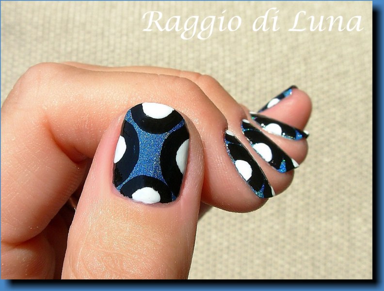 Raggio di Luna Nails Halfcircles on blue
