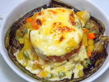 TOMATE RECHEADO DE CHAMPIGNONS FLAMBÉ AU COGNAC, GRATINADO, SOBRE ABOBRINHA GRELHADA