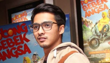 Foto ricky harun pakai kacamata keren banget Foto ricky harun pakai kacamata keren banget