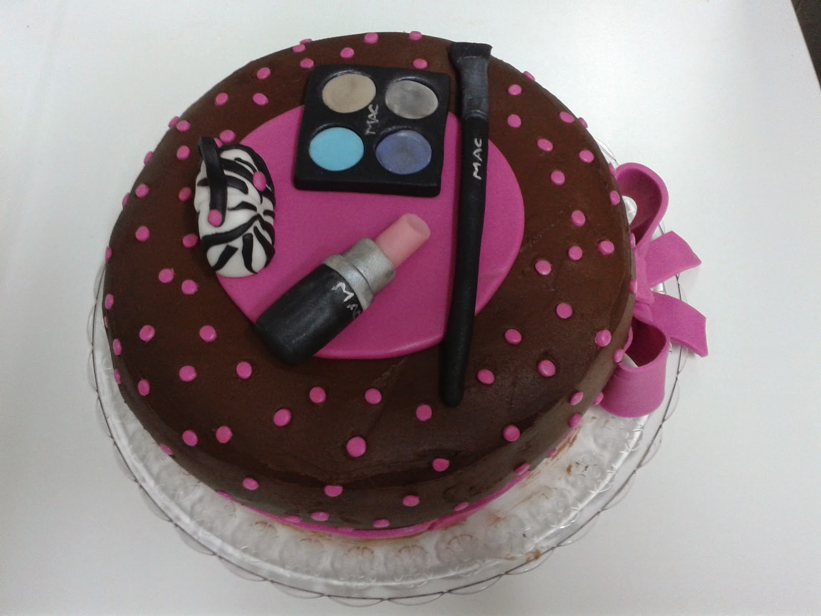 Babi Cupcakes: Bolo com Maquiagens em pasta americana