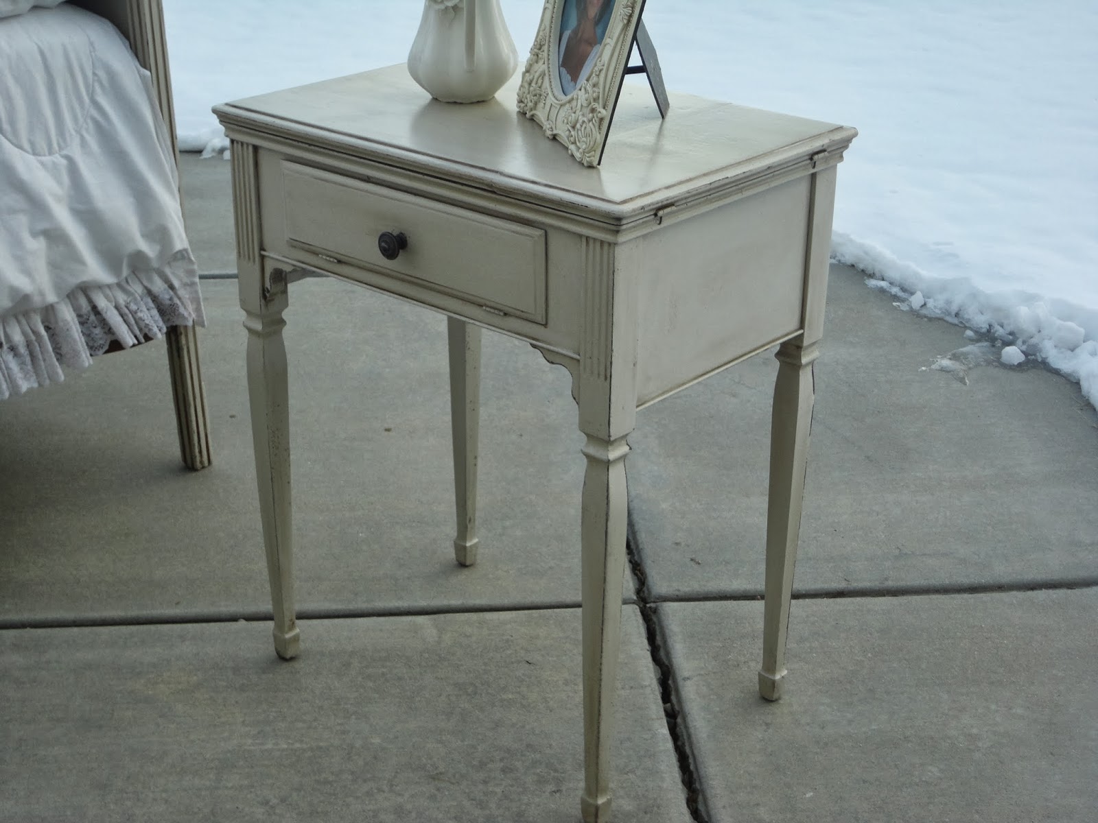 French Garden Treasures French Garden Treasures Grey Nightstand 150