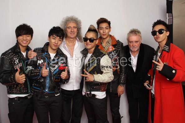 [Pics] BB en el backstage de los MTV EMA 2011 con celebridades Bigbang+9