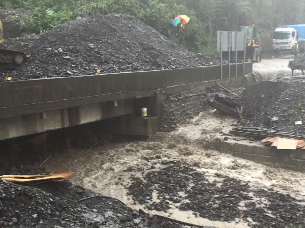 受卡努颱風外圍雲系及東北季風共伴效應影響,造成宜蘭縣大同鄉累積雨量超過大豪雨等級,也造成省道台7甲線(中橫宜蘭支線)11.4K德荃橋(宜蘭大同茂安村)上游野溪大量土石流,淤積至橋面造成道路阻斷。圖為道路遭掩埋畫面。 受卡努颱風外圍雲系及東北季風共伴效應影響,造成宜蘭縣大同鄉累積雨量超過大豪雨等級,也造成省道台7甲線(中橫宜蘭支線)11.4K德荃橋(宜蘭大同茂安村)上游野溪大量土石流,淤積至橋面造成道路阻斷。圖為道路遭掩埋畫面。