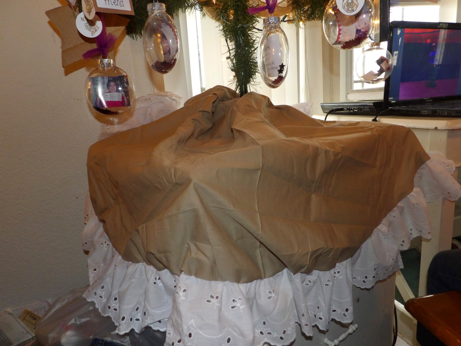 A to Z for Moms Like Me How to make a tree skirt