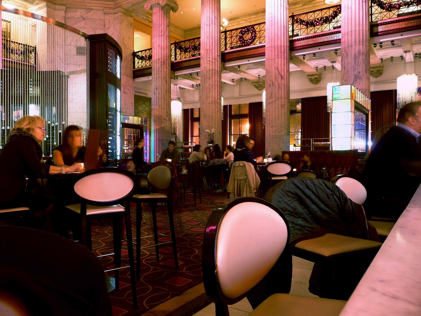 10 ARTS LOUNGE e a t e r y R O W