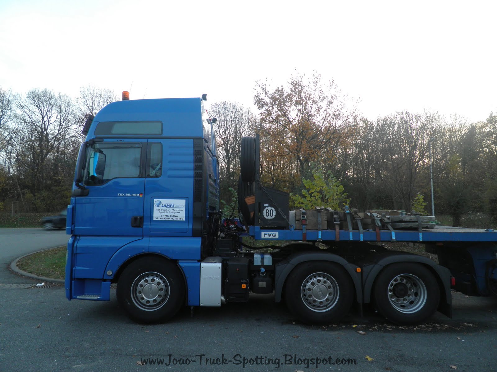 João Laurentino Truck Spotting: Lampe Transporte MAN 6x2 with 3 Axle  Semi-Low Bed Loaded