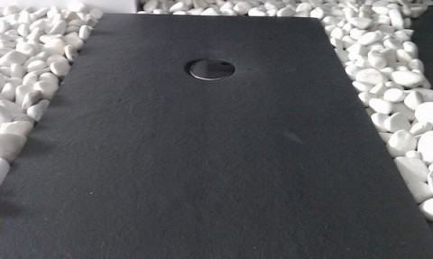 Marzua: Cuartos de baño revestidos de pizarra