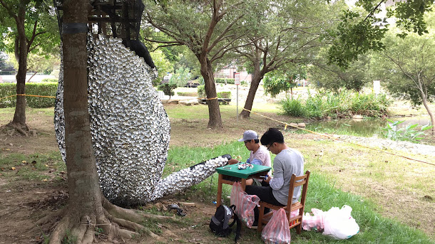 藤井芳則為2017桃園地景藝術節所創作的《戲畫青蛙》(GIGA FROG),戲畫(GI GA)?藤井芳則作品發想源自日本戲畫(諷刺畫)與現代的日本漫畫手法有相似之處,鳥獸戲畫也常被稱為日本最古老的漫畫。 藤井芳則為2017桃園地景藝術節所創作的《戲畫青蛙》(GIGA FROG),戲畫(GI GA)?藤井芳則作品發想源自日本戲畫(諷刺畫)與現代的日本漫畫手法有相似之處,鳥獸戲畫也常被稱為日本最古老的漫畫。
