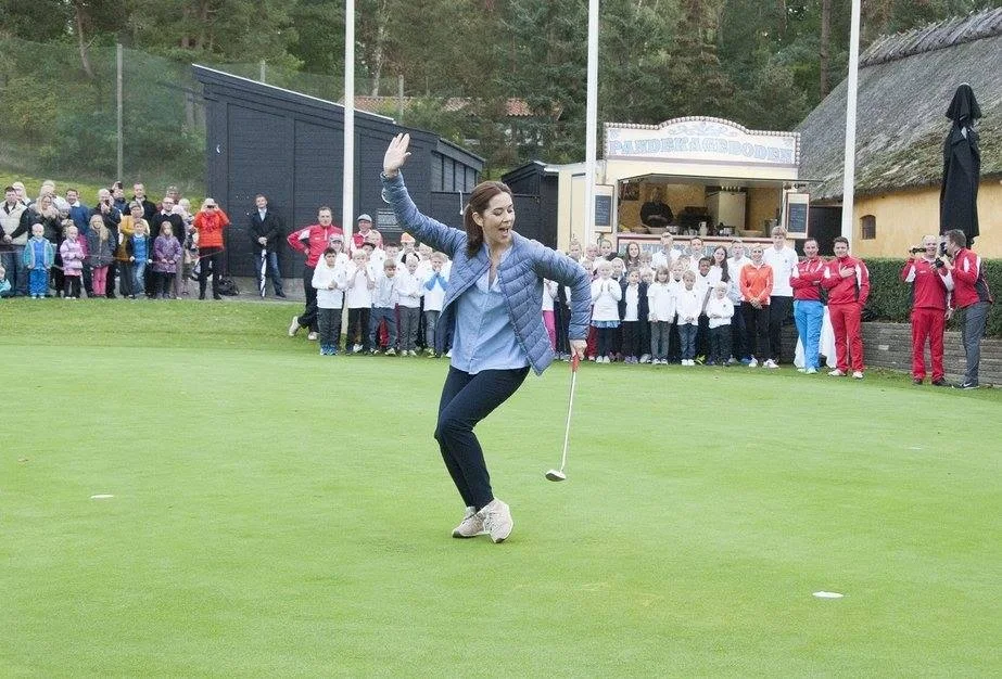 Hier, la Princesse Mary s'est rendue au Asserbo Golf Club pour remettre un prix à un golfeur junior avec qui elle a joué. 