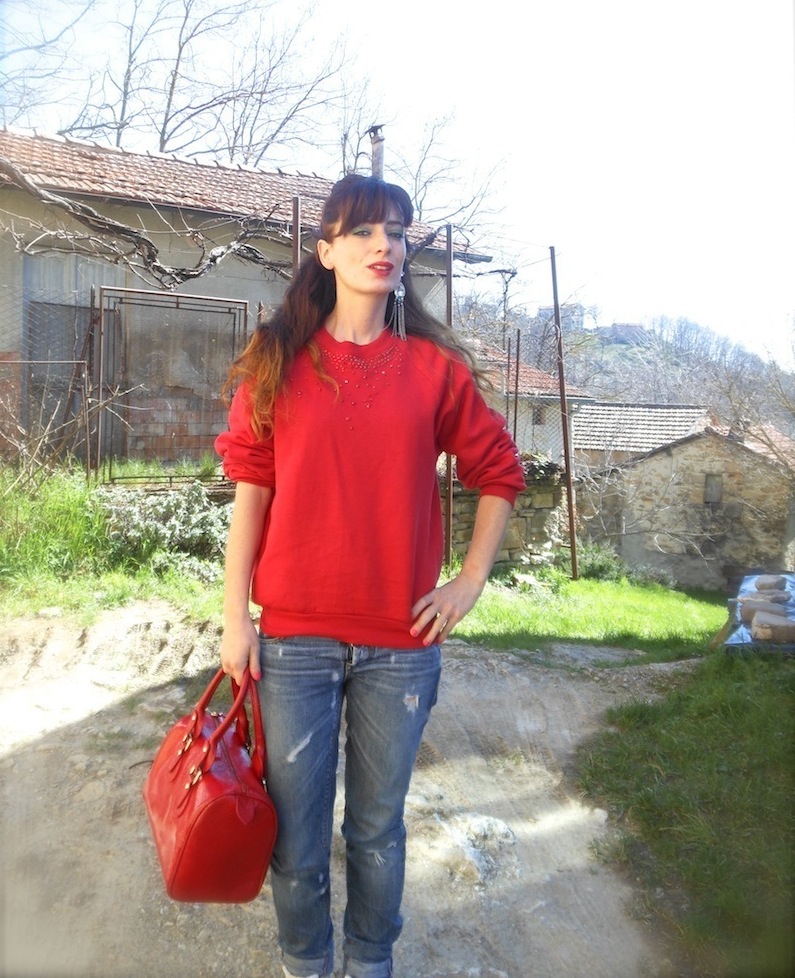 outfit felpa rossa