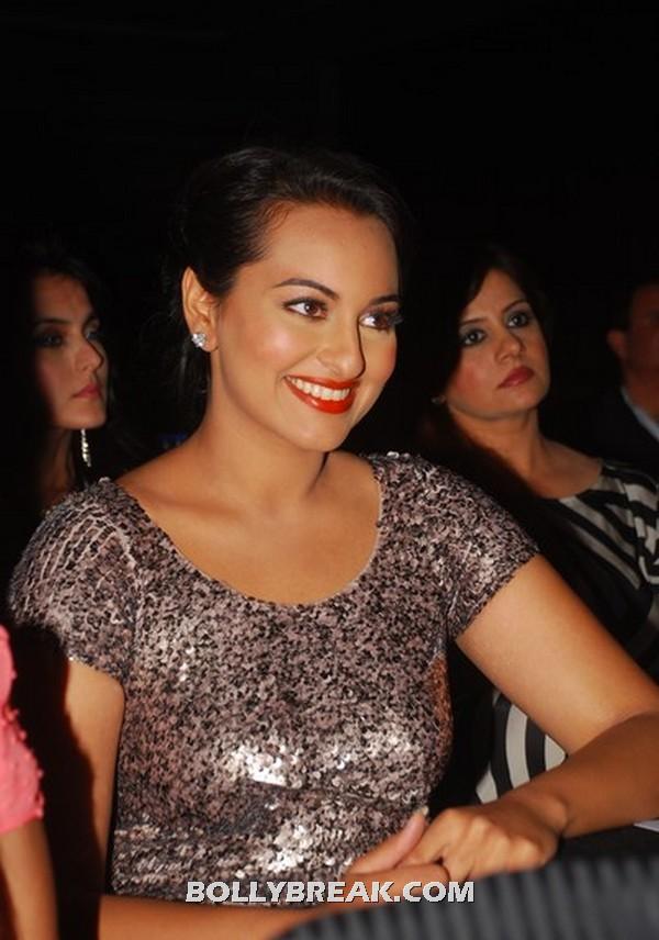  Sonakshi Sinha Dress at Asia Spa Awards - (5) -  Sonakshi Sinha at Asia Spa Awards 2012